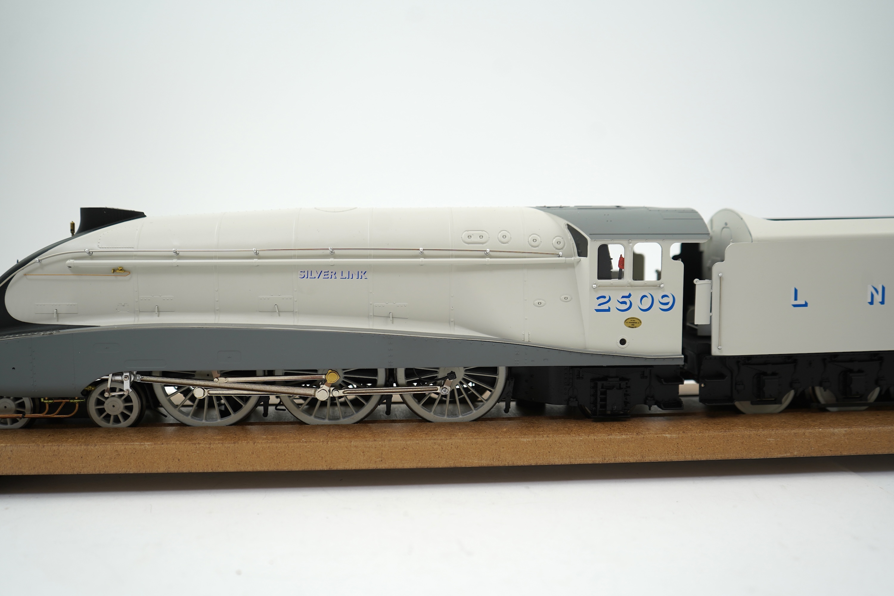 A boxed 0 Gauge Hattons Originals (H7-A4-001) model of LNER Class A4, Silver Link 2509, 4-6-2 tender locomotive, powered for two rail operation, with detailing elements and instruction manual.